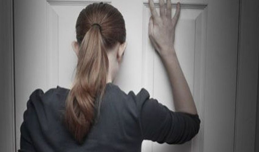 Bewoner wacht voor zijn gesloten voordeur in Nuenen