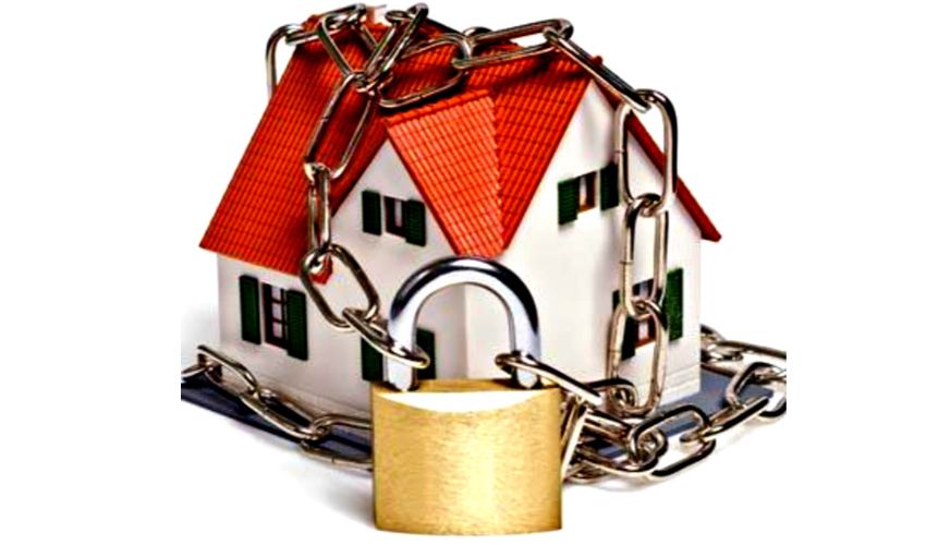 Nuenens huis symbolisch vergrendeld met ketting en slot